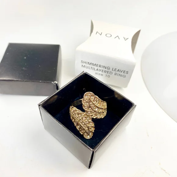 SOLD Vintage Women's Avon Gold Tone Shimmering Leaves Multilayered Ring Size 10. - Picture 2 of 5